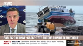 Un bateau de pêche échoué aux Sables d'Olonne attire les badauds mais devient un casse-tête pour le démanteler