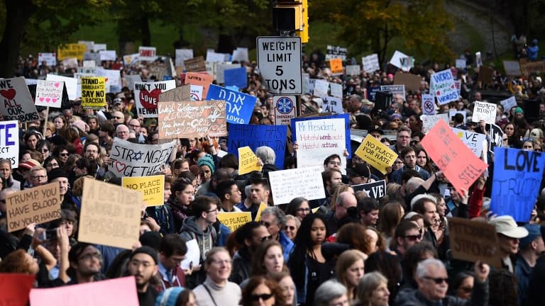 Des manifestants se sont rassemblés devant la synagogue de Pittsburgh pour dénoncer la venue de Donald Trump. Des manifestants se sont rassemblés devant la synagogue de Pittsburgh pour dénoncer la venue de Donald Trump.