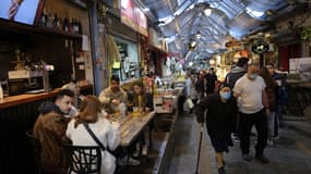 Personnes mangeant au restaurant dans un marché de Jérusalem, le 11 mars 2021