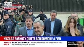 Nicolas Sarkozy salue la foule réunie devant chez lui peu de temps avant de partir pour la prison de la Santé