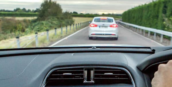 La technologie "Electronic Emergency Brake Light Assist" vise à améliorer le temps de réaction face à un freinage inattendu. 