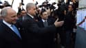 De gauche à droite, le ministre des Affaires étrangères Laurent Fabius, le Premier ministre algérien Abdelmalek Sellal et le PDG de Renault Carlos Ghosn