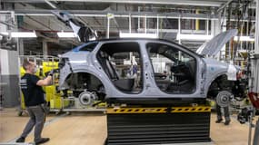 Une Renault Mégane E-Tech en cours d'assemblage à l'usine de Douai (Nord).