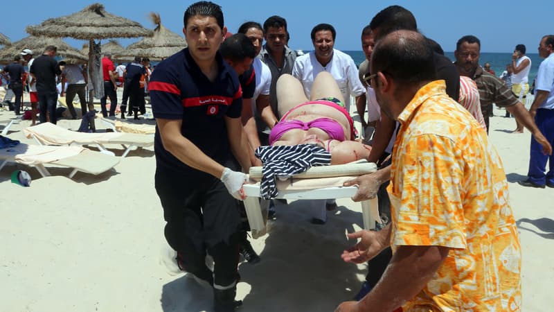 Les secours tunisiens juste après l'attentat évacuent des victimes.