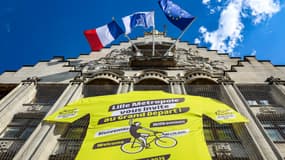 Un maillot jaune géant dans les rues de Lille avant le Grand Départ du Tour de France 2025