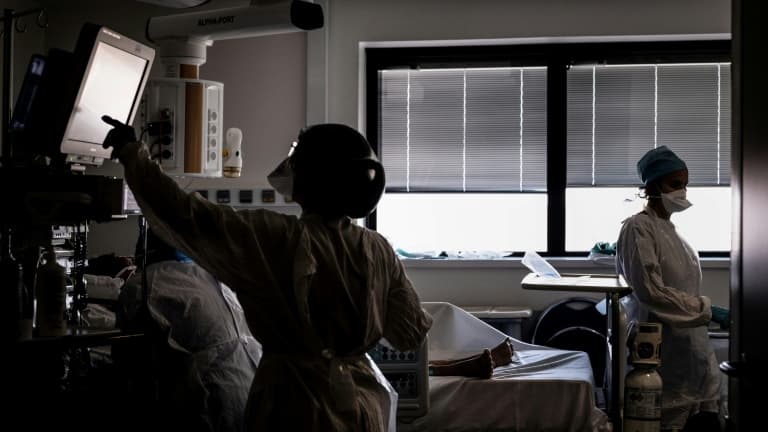 Un malade du Covid-19 est soigné dans l'unité de soins intensifs de l'hôpital de la Croix-Rousse à Lyon, en France, le 15 septembre 2020.