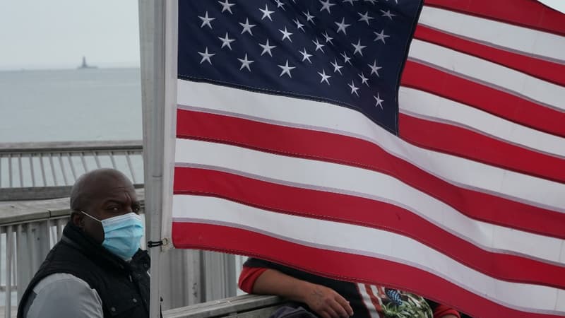 Un Américain portant un masque à Coney Island (New York)