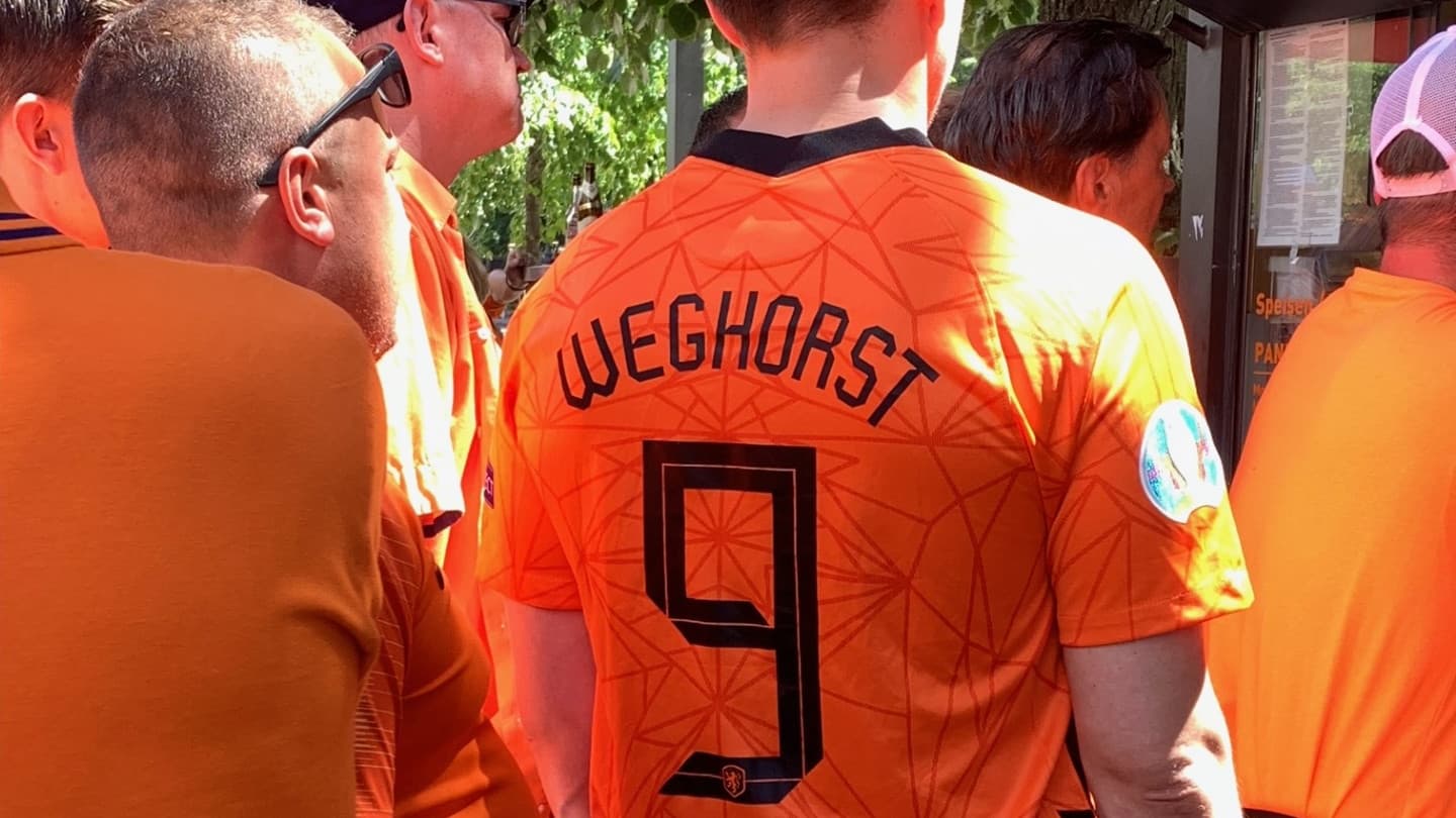 L'un des nombreux supporters néerlandais vétus du maillot de la sélection floqué Weghorst