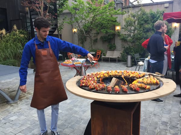 Cet été, le Mob Hotel propose des soirées barbecue sur sa terrasse.