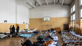 Des réfugiés ukrainiens fuyant l'invasion russe hébergés dans une école de Przemysl, est de la Pologne, le 26 février 2022