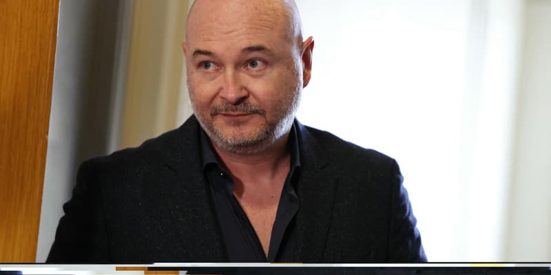 Sébastien Cauet arrive au tribunal de commerce pour une audience concernant sa demande de retour sur la radio NRJ, à Paris, le 18 mars 2024.