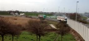Calais: une centaine de migrants tentent d'envahir le tunnel sous la Manche