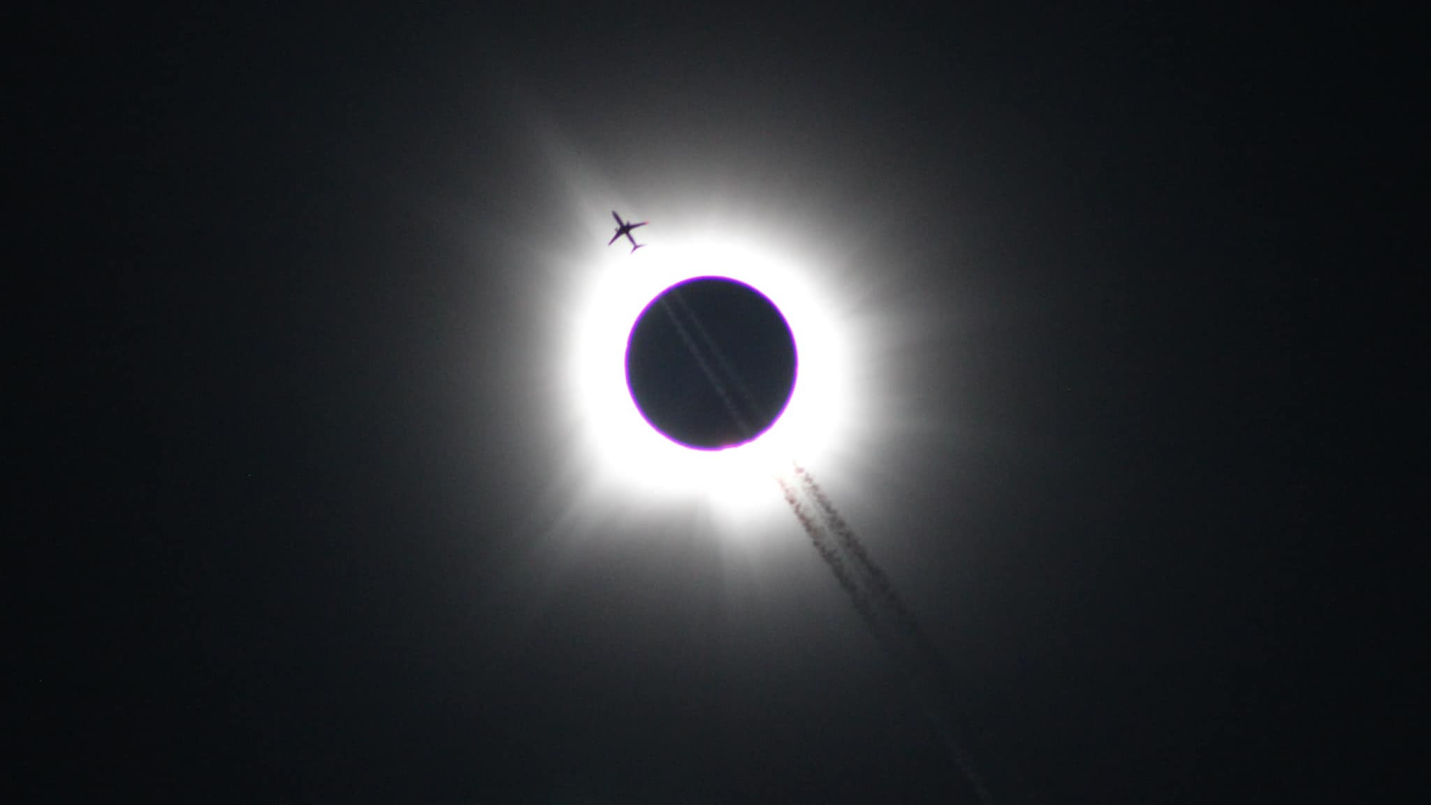 the incredible photo of the total eclipse taken in the United States