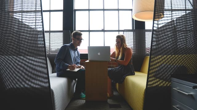 Endosser les responsabilités d'un collègue en vacances peut être bénéfique aux deux parties