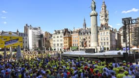 Les fans attendent les coureurs du Tour de France pour la présentation le 3 juillet 2025 sur la Grand'Place à Lille 