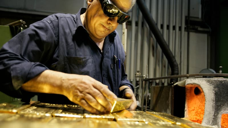 Un employé tient un lingot d'or de 12,5 kg le 6 avril 2009 dans une usine de l'affineur et fabricant de lingots d'or Argor-Heraeus SA à Mendrisio, dans le sud de la Suisse. 