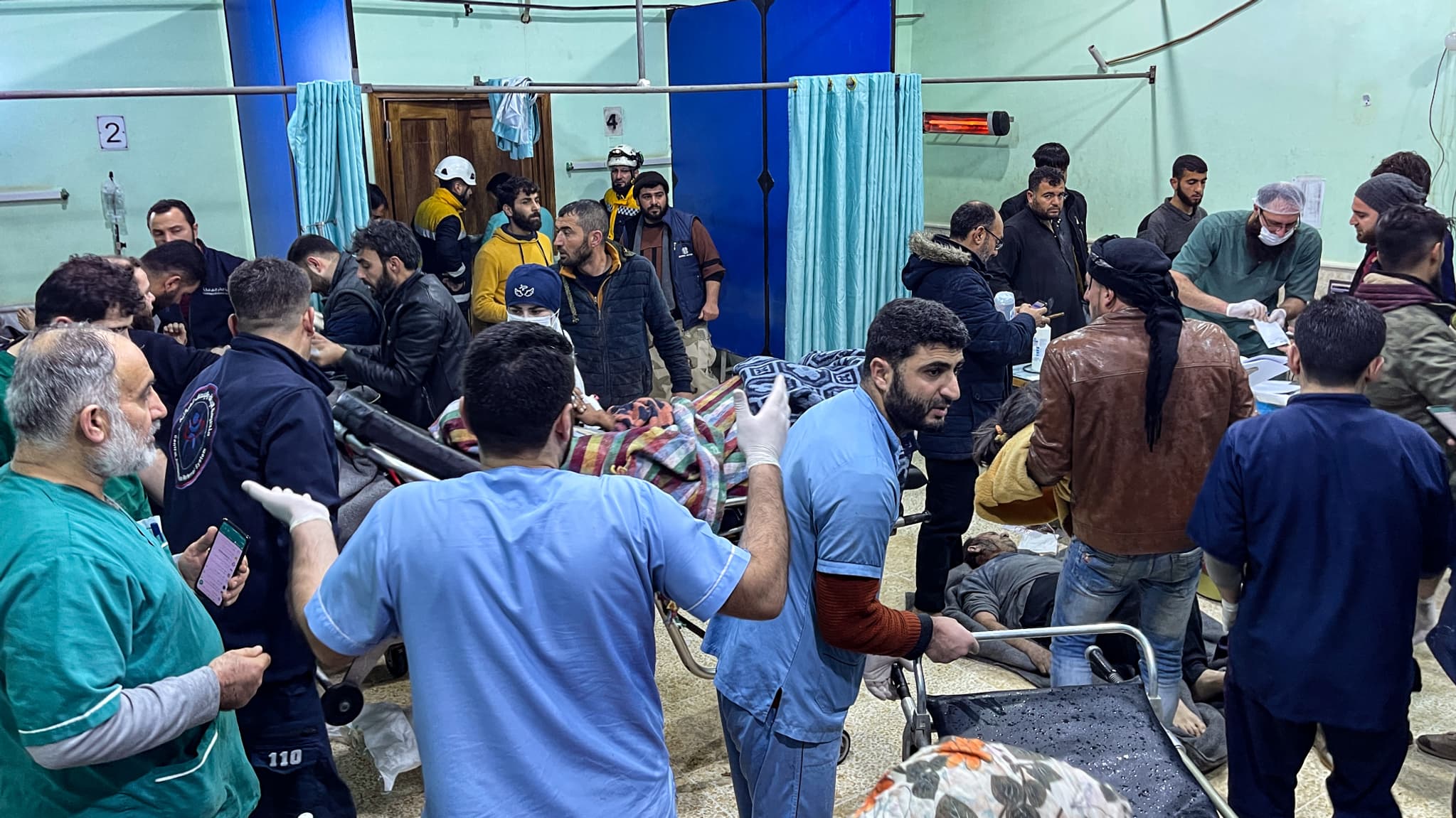 Des victimes sont emmenées aux urgences de l'hôpital de Bab al-Hawa après un tremblement de terre, dans la campagne du nord de la province syrienne d'Idlib, à la frontière avec la Turquie, tenue par les rebelles, tôt le 6 février 2023. Des victimes sont emmenées aux urgences de l'hôpital de Bab al-Hawa après un tremblement de terre, dans la campagne du nord de la province syrienne d'Idlib, à la frontière avec la Turquie, tenue par les rebelles, tôt le 6 février 2023.