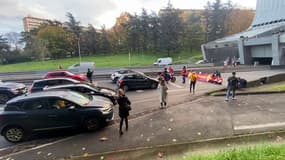 L'entrée du tunnel sous Fourvière, en direction de Lyon, bloqué par des militants de Dernière Rénovation le 25 novembre 2022.