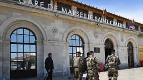 Des militaires de Sentinelle devant la gare Saint-Charles de Marseille. 