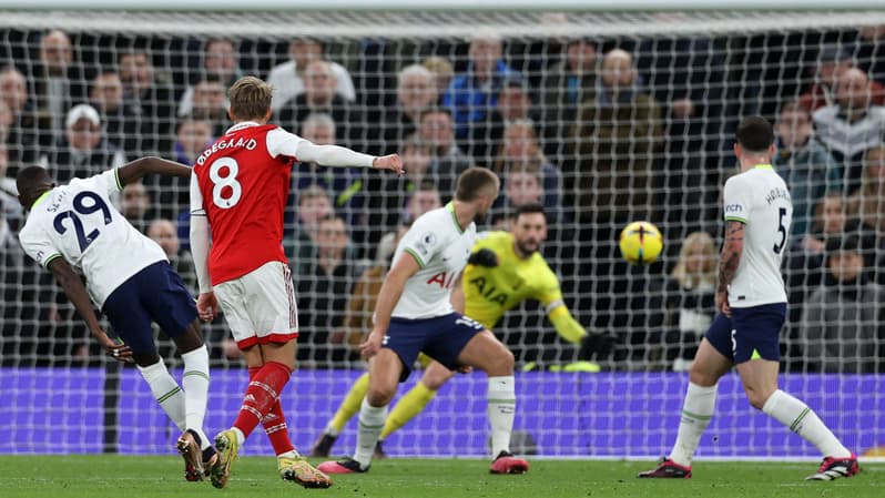 La frappe de Martin Odegaard face à Hugo lloris lors du derby Tottenham-Arsenal, 15 janvier 2022