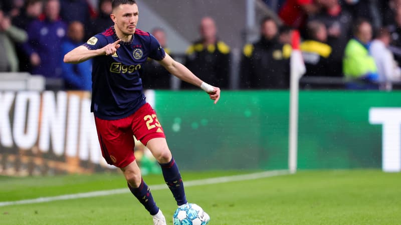 Ajax: Steven Berghuis frappe un supporter qui aurait lancé une insulte raciste contre un coéquipier