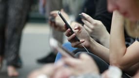 Une personne qui scrolle sur son smartphone.