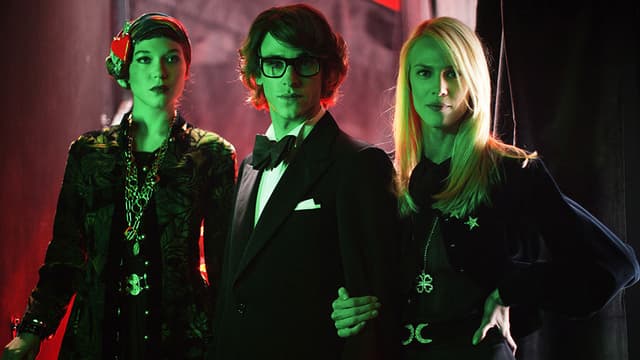 Gaspard Ulliel, entouré de Léa Seydoux et Aymeline Valade, dans le Saint Laurent de Bertrand Bonello.