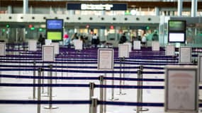 Un millier de bagagistes, agents d'entretiens et autres travailleurs de l'ombre de l'aéroport Roissy-Charles-De-Gaulle ont défilé sur la plateforme aéroportuaire, durement frappée par la crise du covid