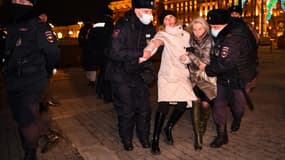 Des manifestantes opposées à l'invasion russe de l'Ukraine arrêtées à Moscou le 2 mars 2022. 