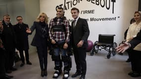 Emmanuel Macron, son épouse Brigitte Macron et un soldat français paraplégique, le 26 janvier 2023 au centre de marche Station Debout à Paris.