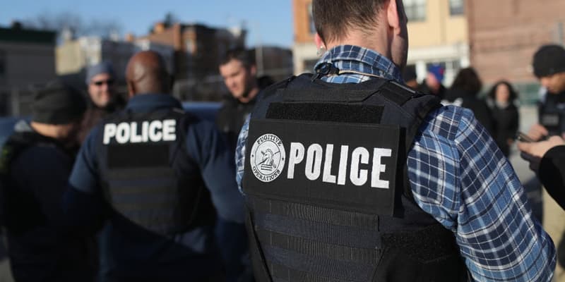 Des agents de l'Immigration and Customs Enforcement (ICE) des États-Unis le 11 avril 2018 dans le quartier de Brooklyn à New York (photo d'illustration).