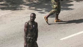 Forces pro-Gbagbo à Abidjan. Les forces d'Alassane Ouattara ont lancé lundi une offensive contre les troupes de son rival Laurent Gbagbo dans la capitale économique ivoirienne. /Photo prise le 4 avril 2011/REUTERS/Luc Gnago