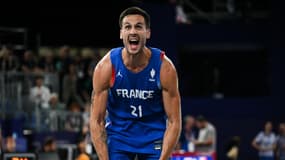 Franck Seguela lors de la victoire de l'équipe de France de basket 3x3 qui se qualifie pour les demi-finales des JO de Paris 2024, 4 août 2024