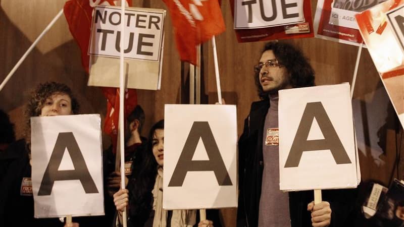 Manifestants du Front de Gauche devant le siège de Standard & Poor's à Paris, vendredi. Nicolas Sarkozy a dénoncé jeudi le "spectacle indécent" auquel a donné lieu selon lui la dégradation de la note souveraine de la France par S&P, accusant sans la nomme