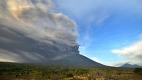 Le volcan Agung, situé sur l'île de Bali, émet des cendres et des fumées, faisant craindre son éruption imminente, le 26 novembre 2017