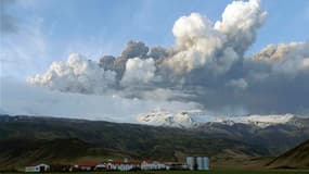 Selon des experts, le volcan Eyjafjallajokull dont l'éruption en Islande perturbe le trafic aérien dans le nord de l'Europe, continue de cracher des cendres avec plus ou moins la même d'intensité qu'auparavant. /Photo prise le 14 avril 2010/REUTERS/Olafur