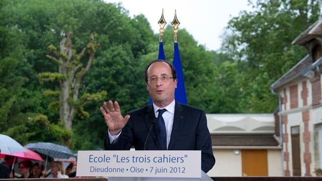 En visite dans une école primaire de l'Oise, François Hollande a invité jeudi les Français à se mobiliser pour les élections législatives et a appelé de ses voeux une majorité "large, solide et cohérente" pour lui permettre d'appliquer son programme. /Pho