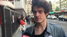 Soutien de Valls à Macron: "son attitude est malhonnête", dénonce une militante