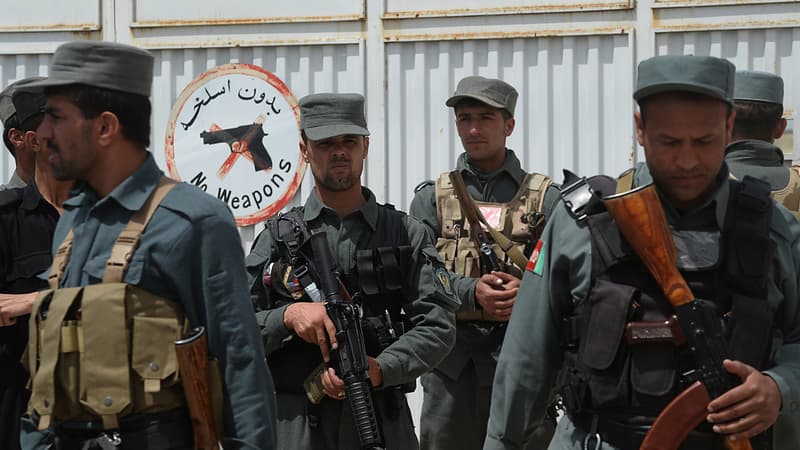 Des policiers afghans gardent l'entrée du Cure Hospital, à Kaboul, le 24 avril 2014.