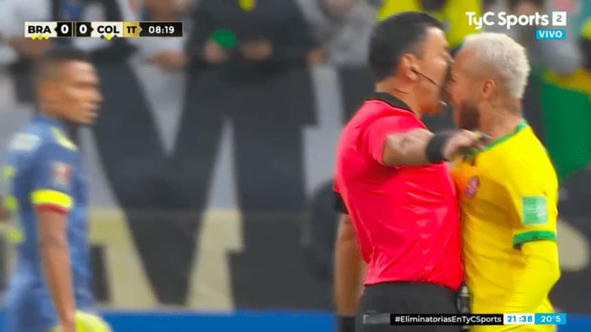 La colère de Neymar contre l'arbitre