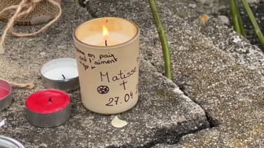 Des bougies déposées en hommage à Matisse, à Châteauroux. 