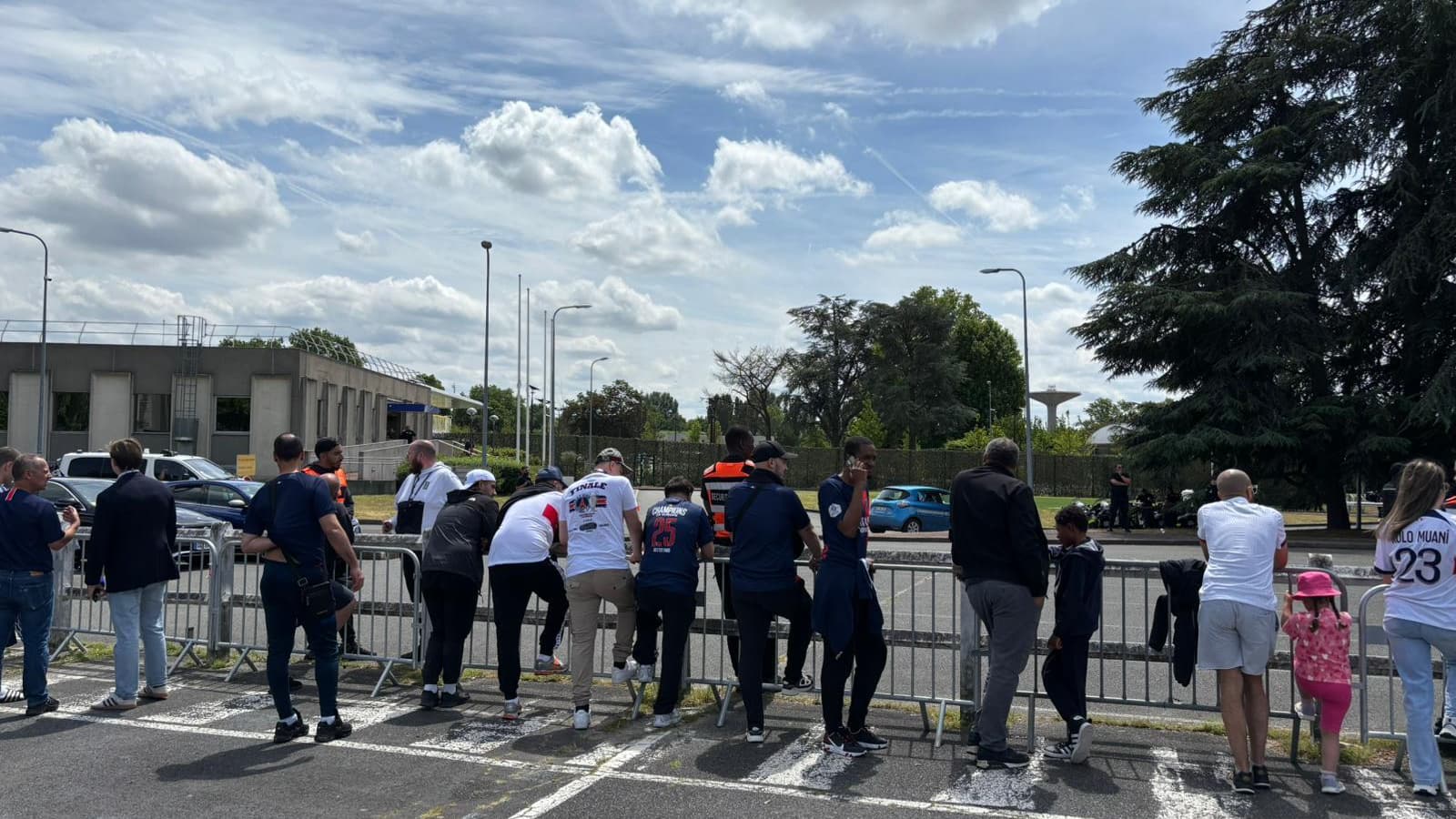 Des fans se rassemblent à l'aéroport de Roissy avec l'espoir d'apercevoir les joueurs du PSG. Des fans se rassemblent à l'aéroport de Roissy avec l'espoir d'apercevoir les joueurs du PSG.