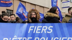Membres du syndicat de police Alliance manifestant à Champigny-sur-Marne (Val-de-Marne), deux jours après l'agression d'une gardienne de la paix et d'un capitaine lors du Nouvel an