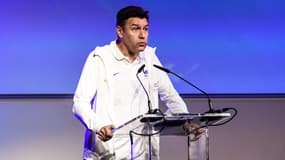 Le DTN Hubert Fournier à la tribune lors du 50e anniversaire de Clairefontaine, novembre 2023