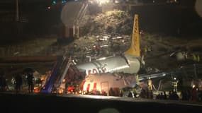 Les images du Boeing 737 qui s'est brisé en trois lors de son atterrissage à Istanbul