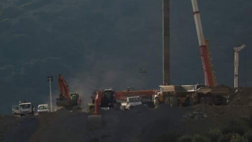 Des engins de chantier à l'oeuvre le 22 janvier 2019 sur le site où un enfant est tombé dans un puits dans le sud de l'Espagne. Des engins de chantier à l'oeuvre le 22 janvier 2019 sur le site où un enfant est tombé dans un puits dans le sud de l'Espagne.
