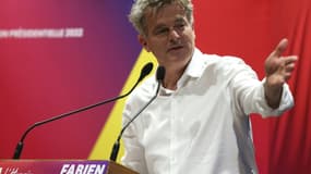Le candidat du PCF à la présidentielle Fabien Roussel en meeting à Ajaccio le 9 février 2022 