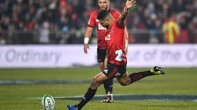 Le métronome des Crusaders Richie Mo'unga auteur de 4 pénalités contre les Jaguares en finale du Super Rugby, le 6 juillet 2019 à Christchurch