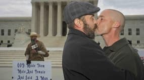 Un couple d'homosexuels marié s'embrasse devant la Cour suprême des Etats-Unis, à Washington, le 27 avril 2015