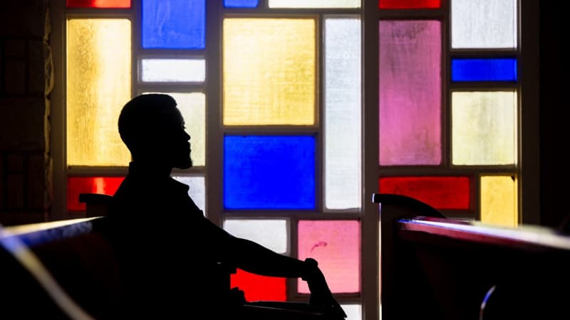 Un homme assis sur un banc d'une église baptiste de Houston, au Texas, le 17 mai 2022. 